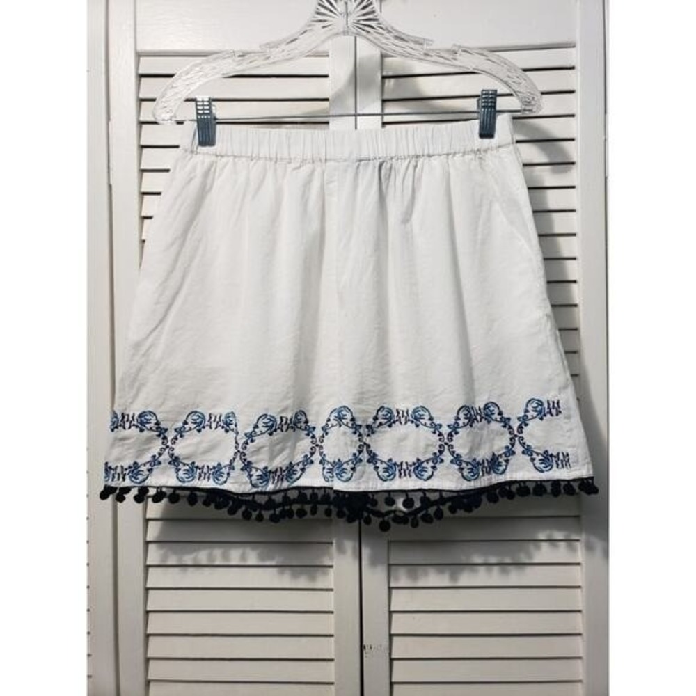Boohoo Casual Shorts Women's Size 10 White‎ Embroidered Blue Pom Pom Trim